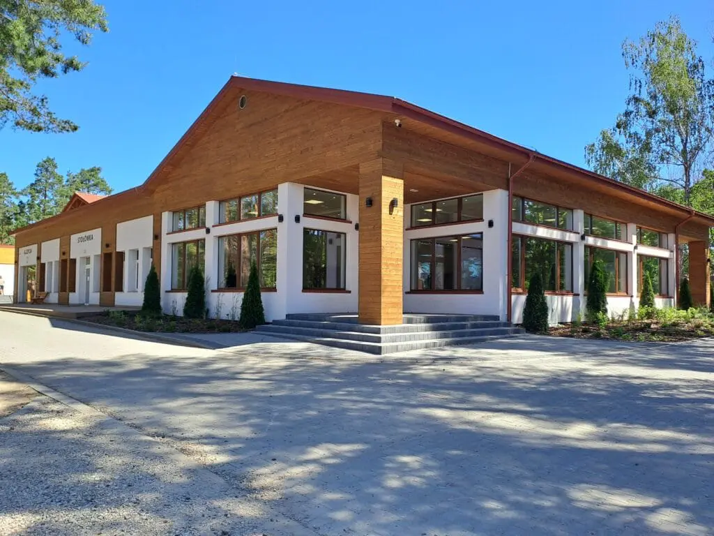 Wejście na stołówkę z boku budynku w ośrodku wczasowym Ostrów Pieckowski na Mazurach